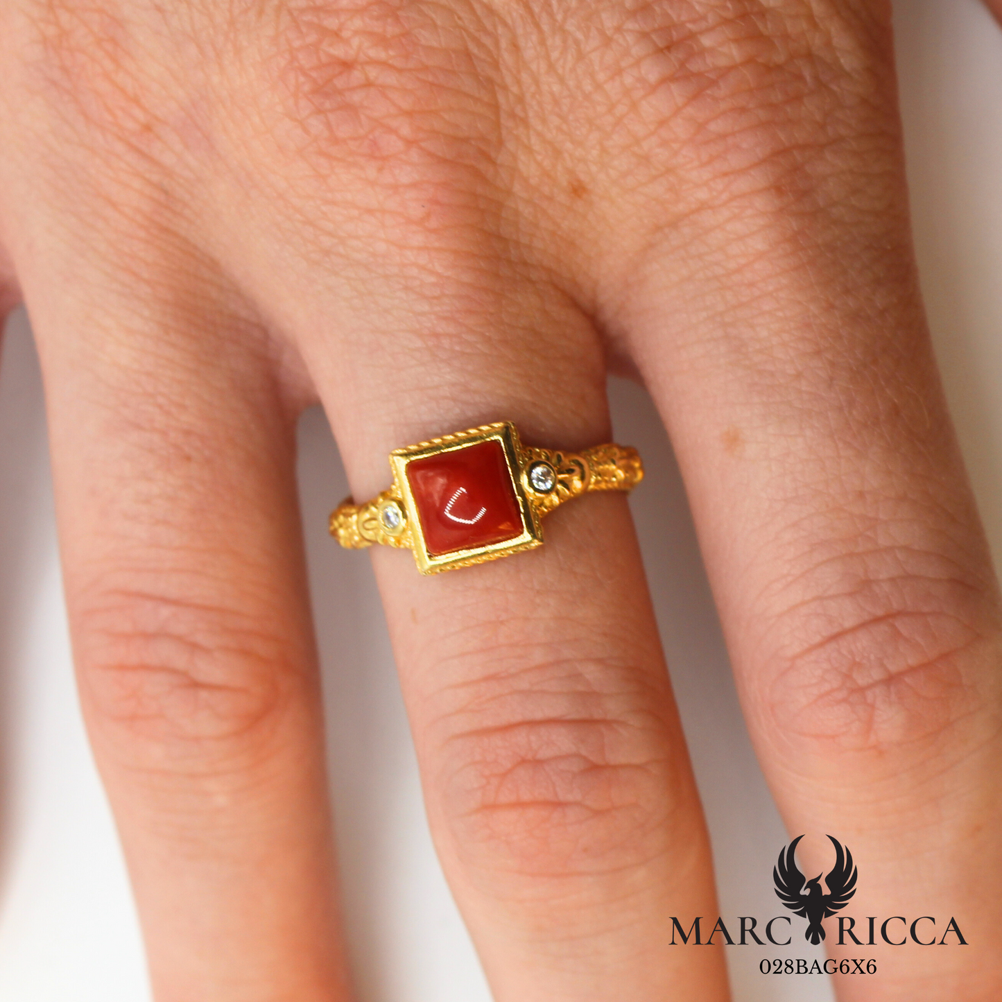 Bague en vermeil avec carré en corail et zirconium