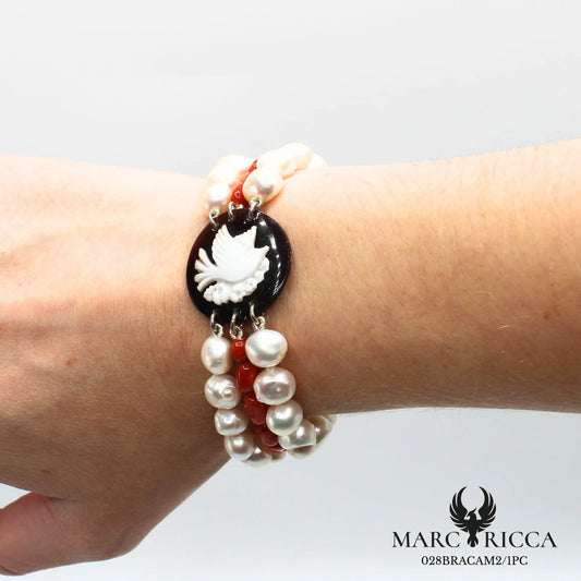 Bracelet 3 rangs perles d'eau douce et corail avec camée oiseau