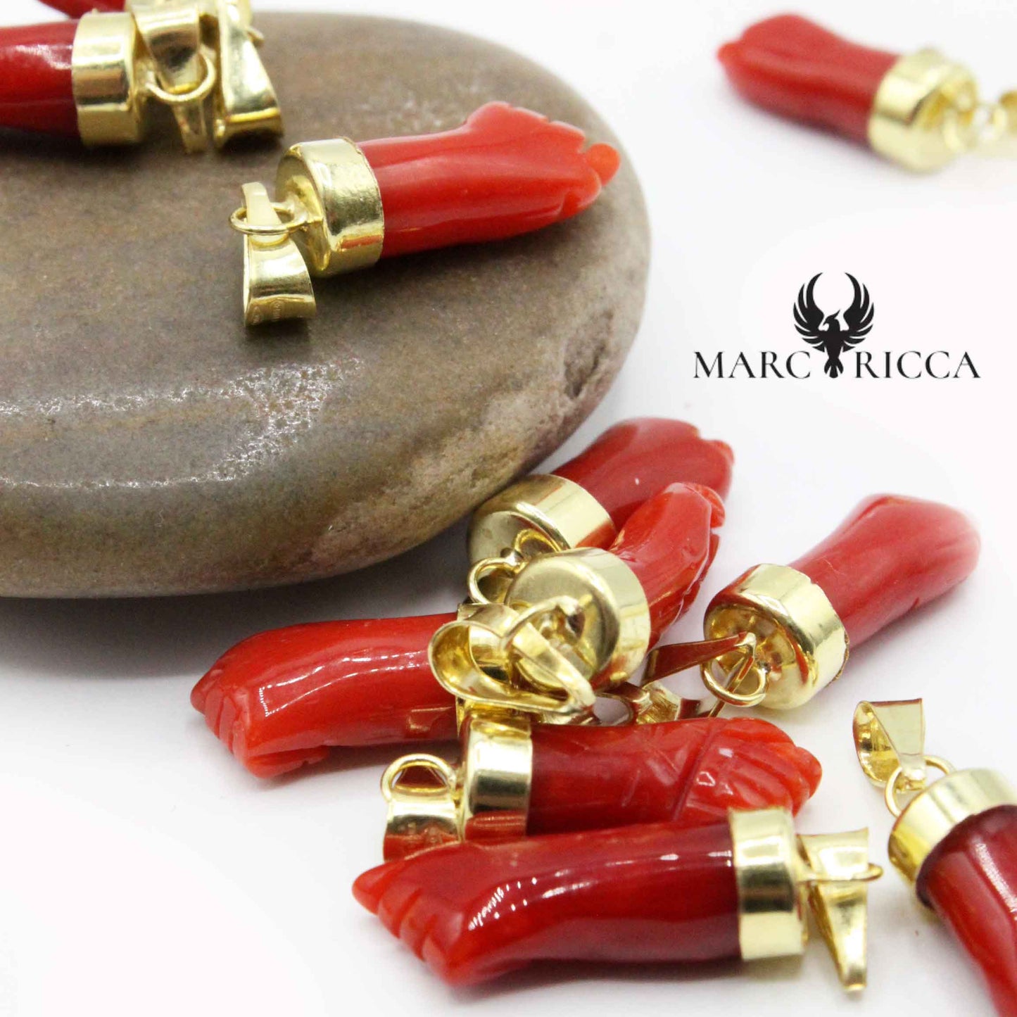 Pendentif Or Main en Corail Rouge