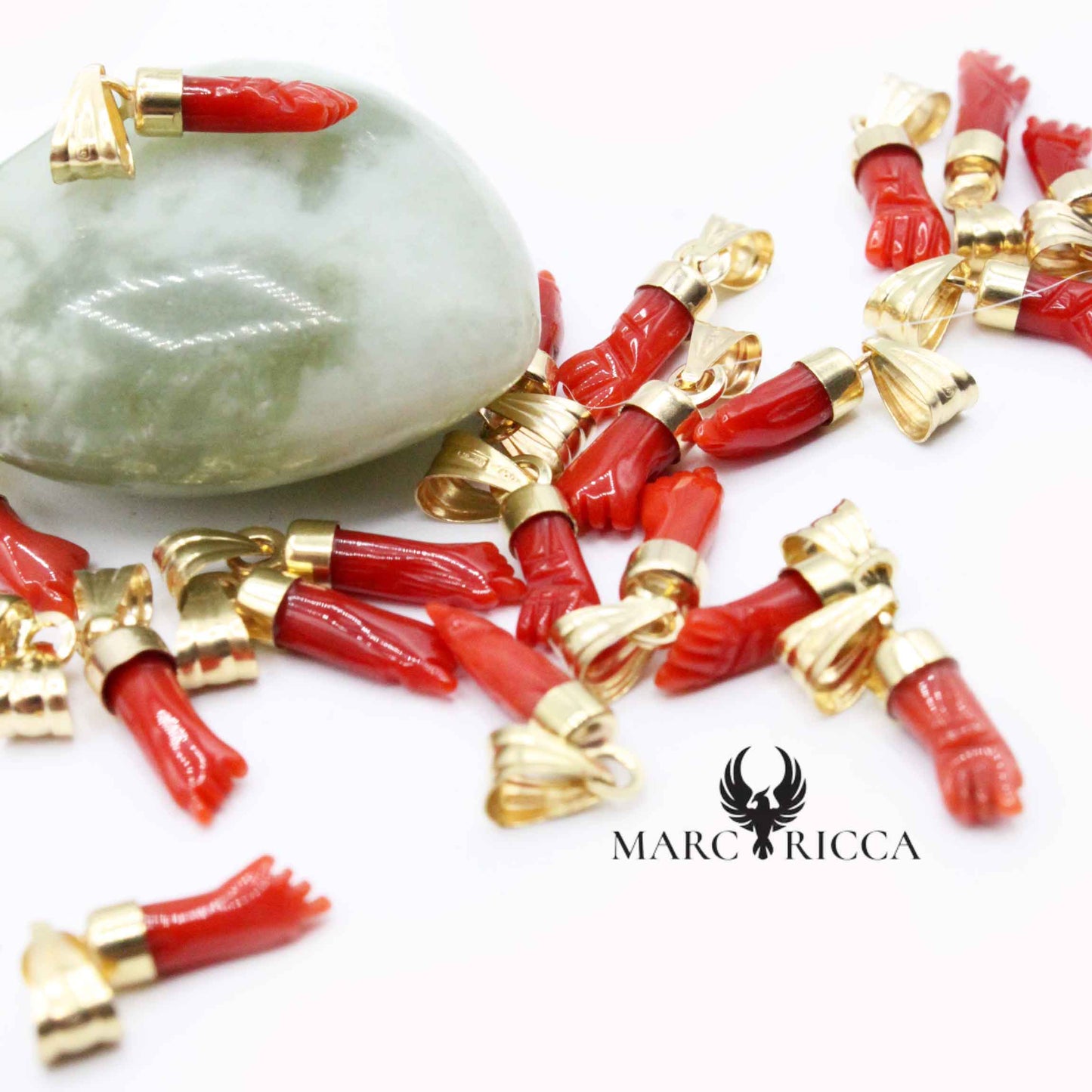 Pendentif Or Main en Corail Rouge