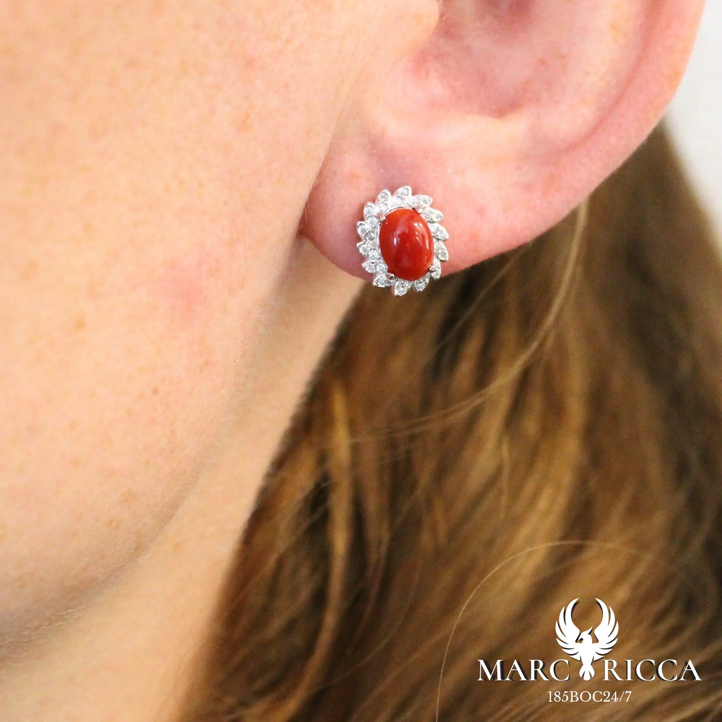 Boucles d'oreilles clous corail et zirconium en argent