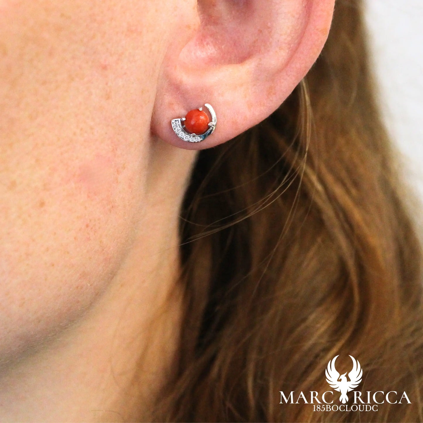 Boucles d'oreilles clous corail rond et demi cercle zirconium en argent