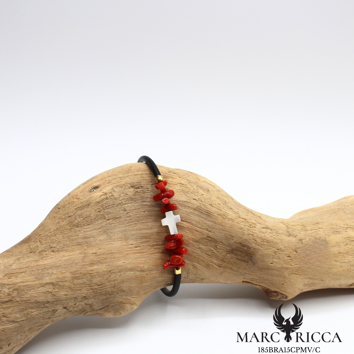 Bracelet jonc en caoutchouc avec corail cupolino et croix en nacre