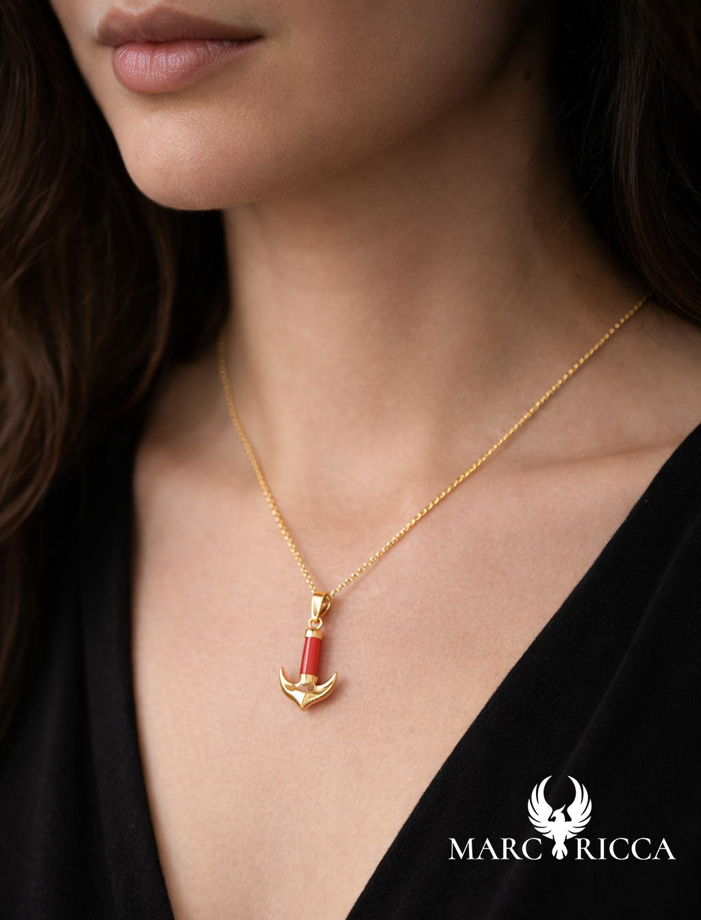 PENDENTIF ANCRE CORAIL EN VERMEIL PORTÉ PAR UN MANNEQUIN FÉMININ SUR UNE CHAÎNE EN VERMEIL