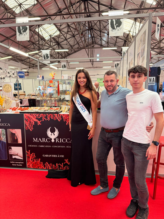 Manon Mateus Miss Corse 2025 avec une parure en corail rouge Marc-Ricca à la Foire Internationale de Marseille