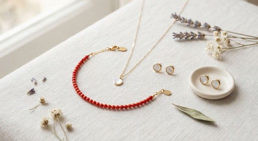 Bijoux artisanaux Marc-Ricca pour la rentrée – bracelet corail rouge, pendentif vermeil et boucles d'oreilles nacre, élégance discrète au quotidien