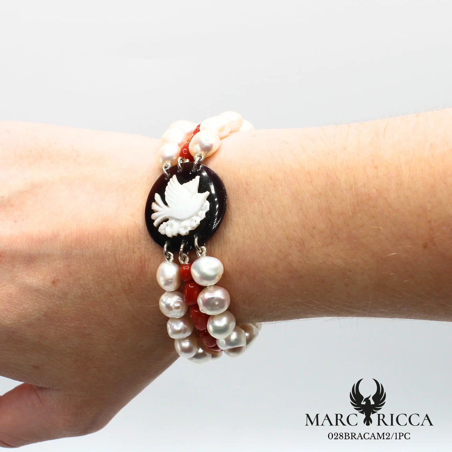 Bracelet 3 rangs perles d'eau douce et corail avec camée oiseau
