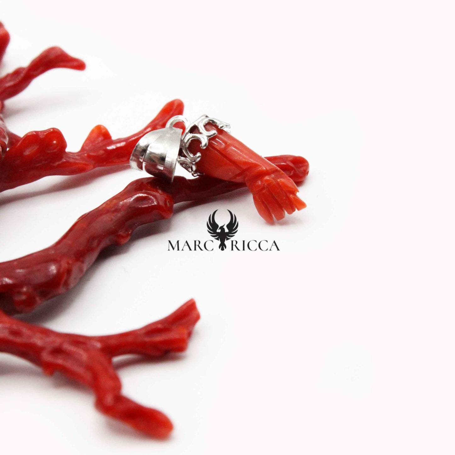 Pendentif Or Blanc Festonné Poing Corail