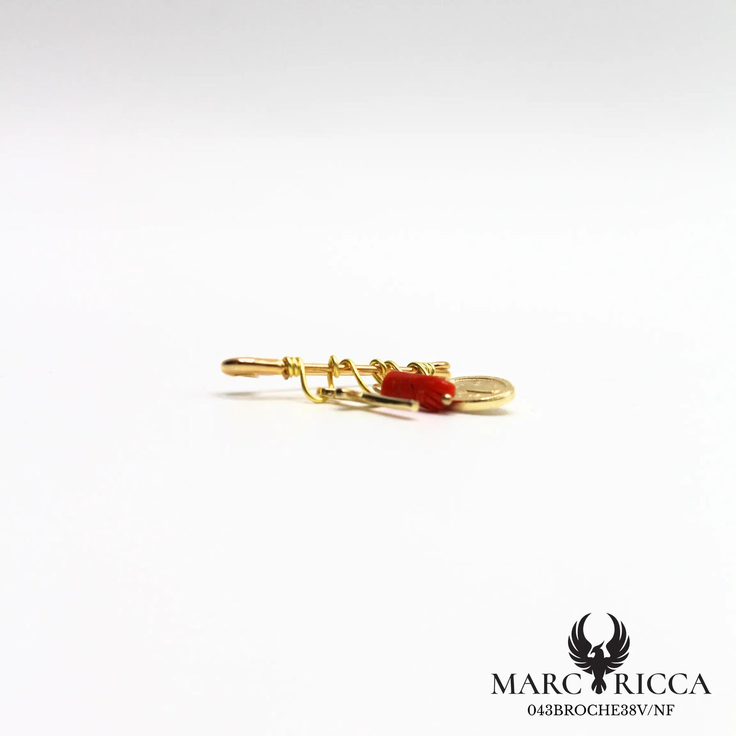 Broche religieuse avec main en corail