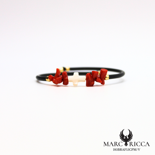 Bracelet jonc en caoutchouc avec corail cupolino et croix en nacre