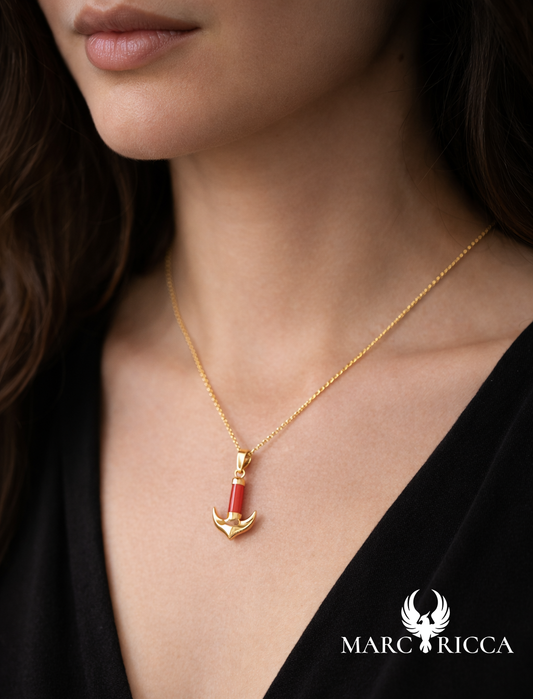 PENDENTIF ANCRE CORAIL EN VERMEIL PORTÉ PAR UN MANNEQUIN FÉMININ SUR UNE CHAÎNE EN VERMEIL