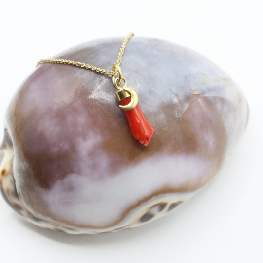 Pendentif Main en Corail Lune