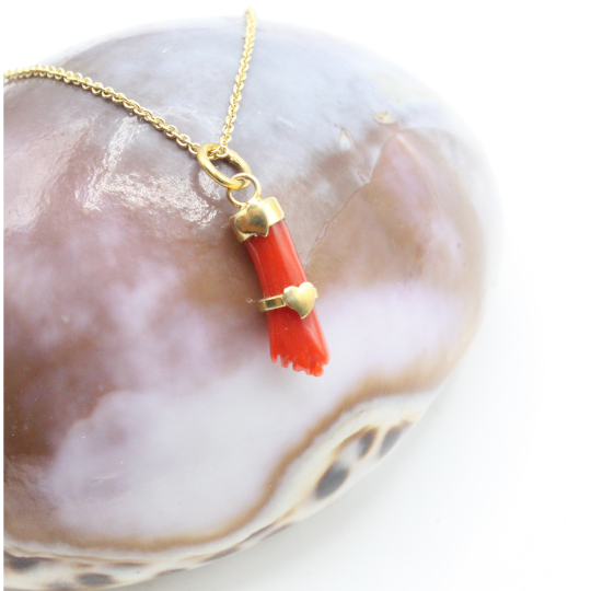 Pendentif Main en Corail Coeur