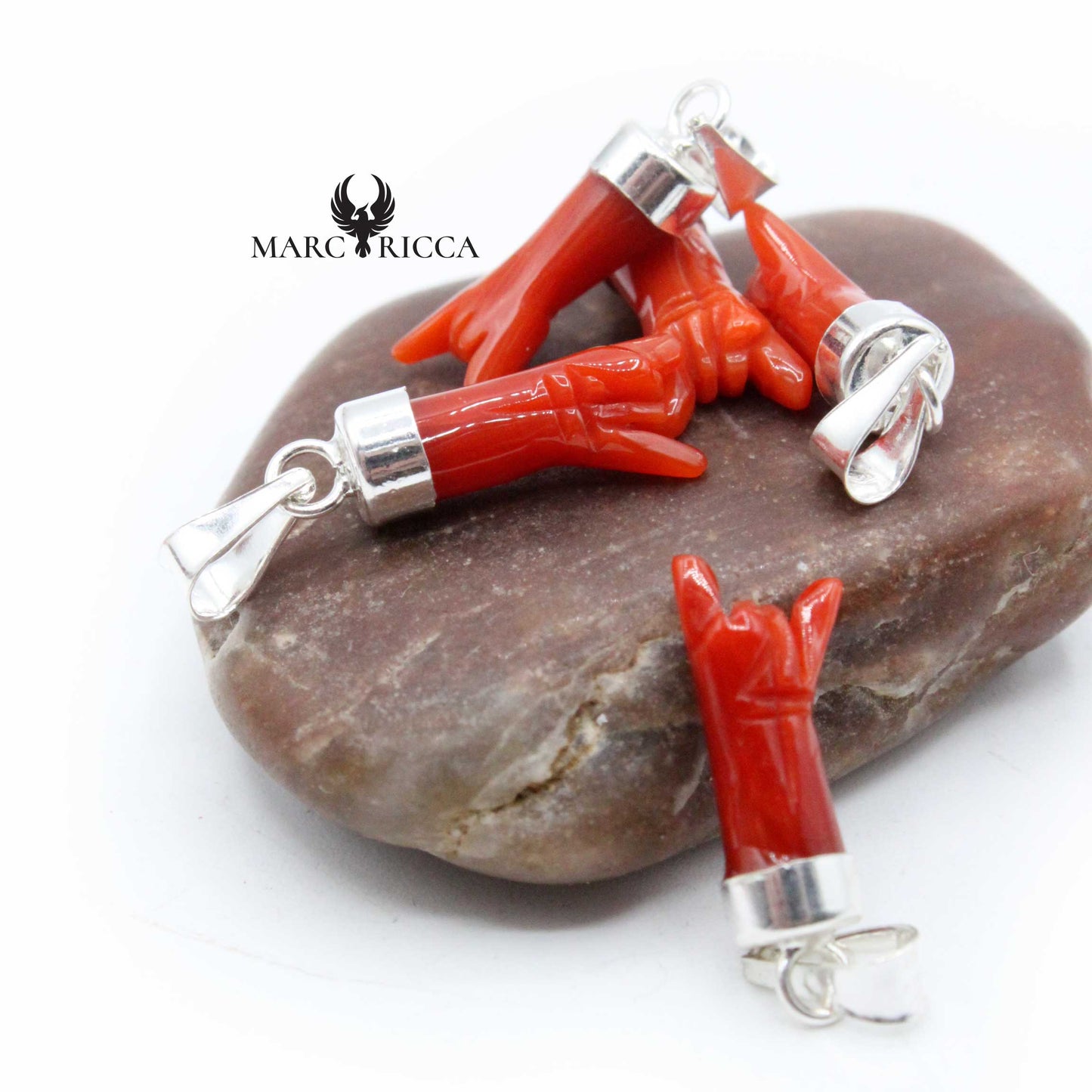 Pendentif Main et Corne en Corail Rouge