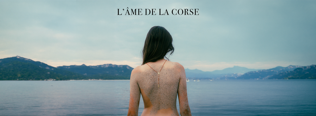 Long collier fin porté par une femme face à la mer corse, L'ÂME DE LA CORSE. 